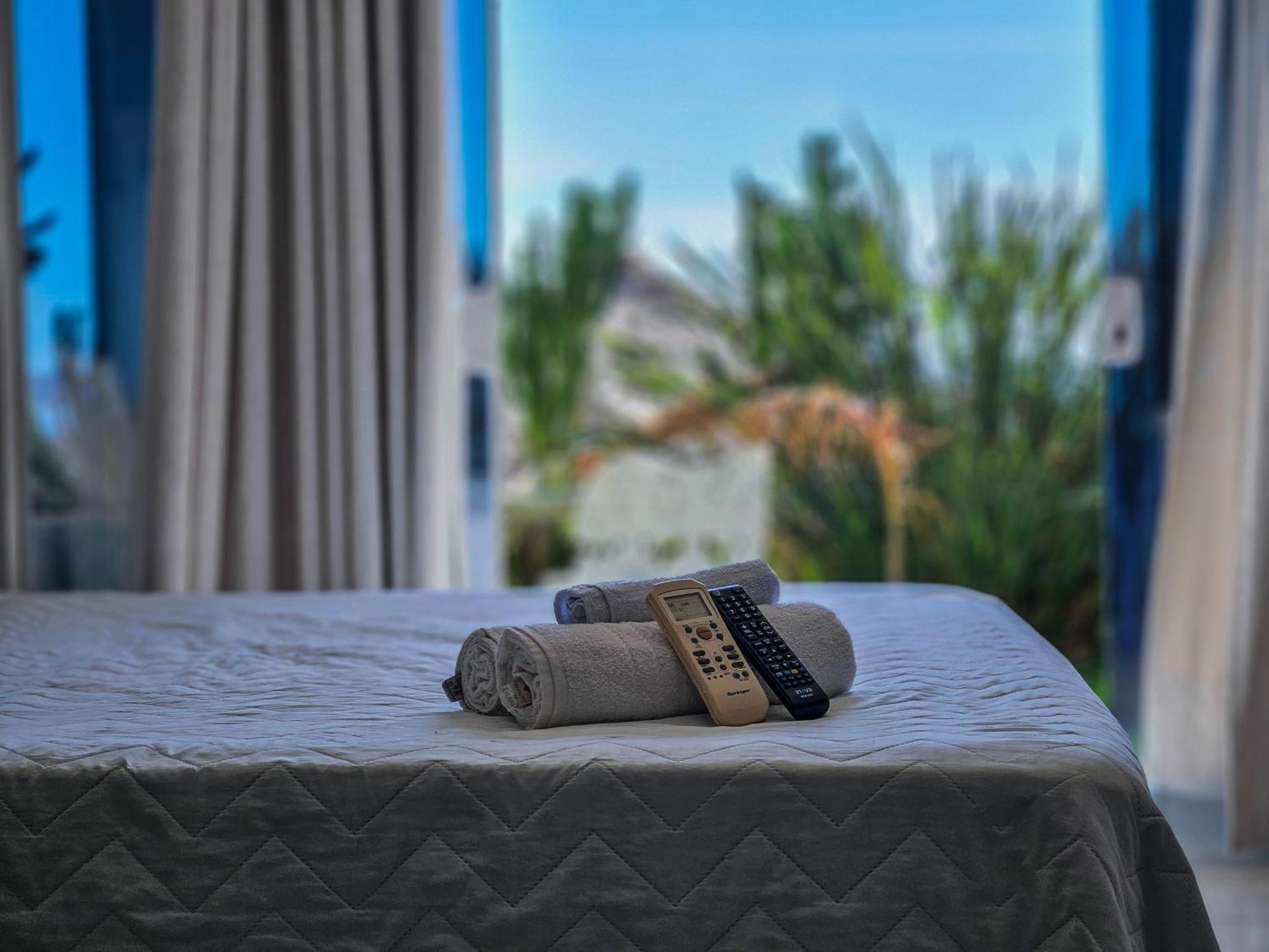 Hotel Bella Vista Ocean View Búzios Exterior foto A bed with a remote control and a towel