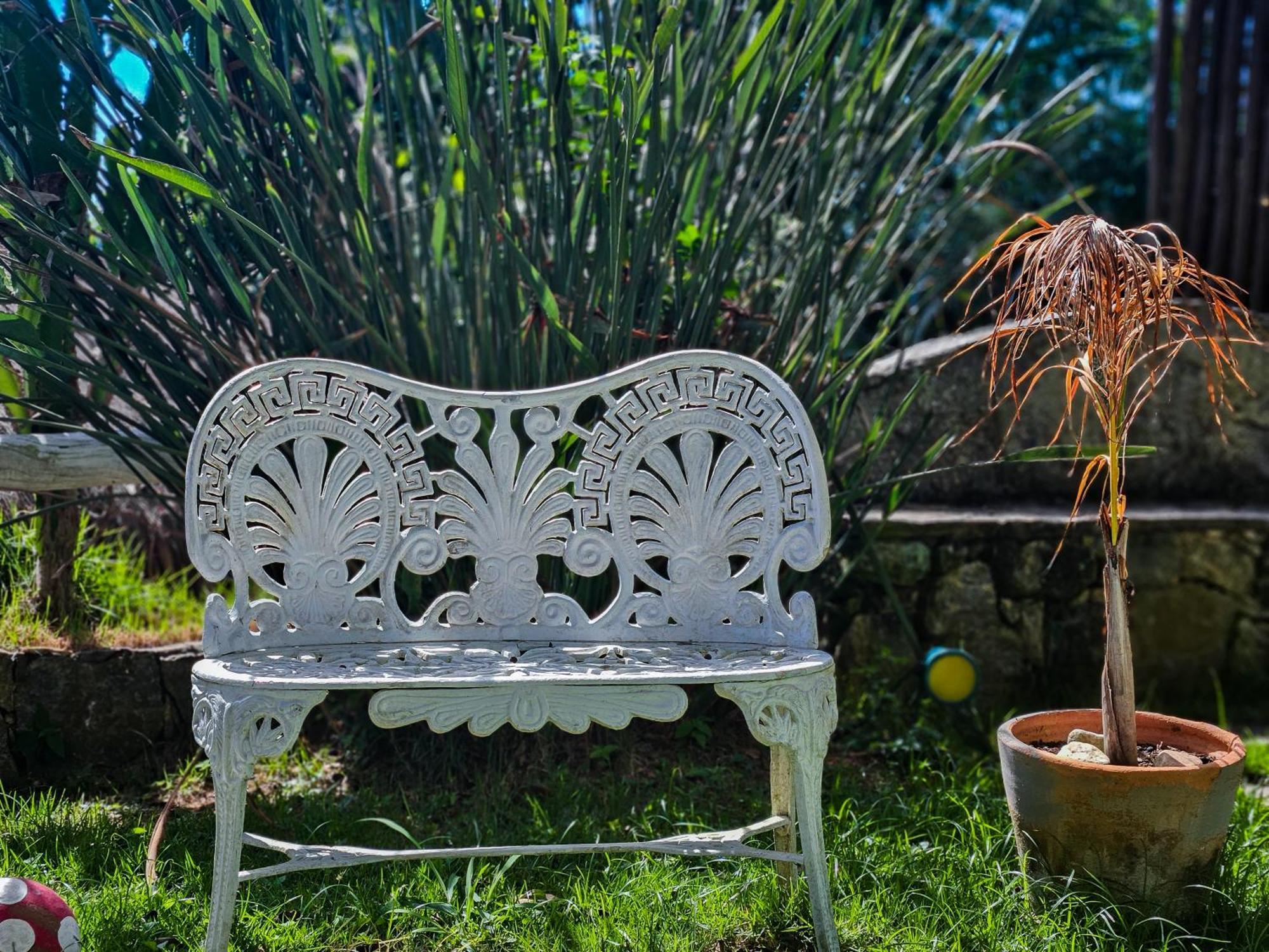 Hotel Bella Vista Ocean View Búzios Exterior foto A white cast iron bench